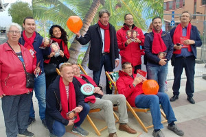 PvdA-kopstuk Paul Tang op bezoek, voor protest tegen belastingparadijzen